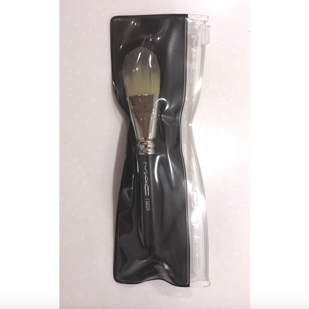 MAC COSMETICS BRUSH 190SH, BN IN SLEEVE. SYNTHETIC